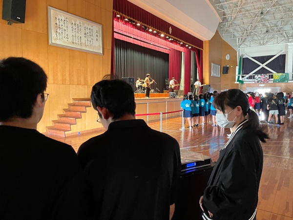 中川青和高校の文化祭の音響を担当している写真