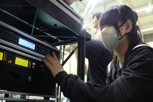 CDの再生機器を操作する学生