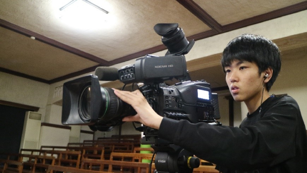 カメラで撮影する学生