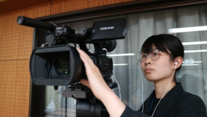 ミキサーの周りにいる学生たち