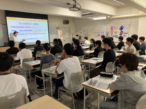 説明を受ける学生たち