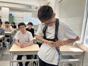 フルハーネス型墜落制止用器具の装着の様子