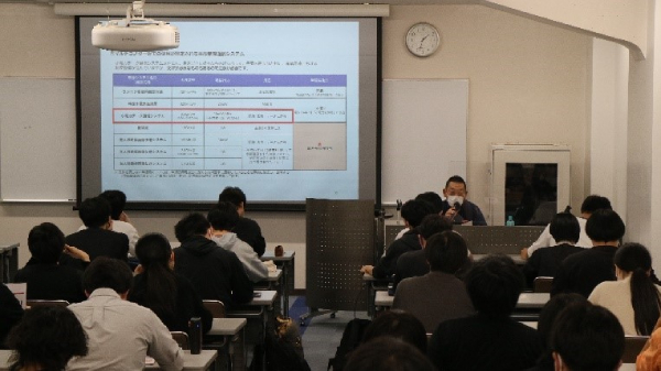 説明を受ける学生たち