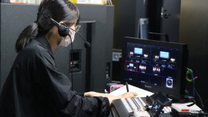 収録中の映像を確認する学生