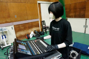 音響の準備をする学生