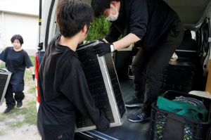 荷物を積み込む様子