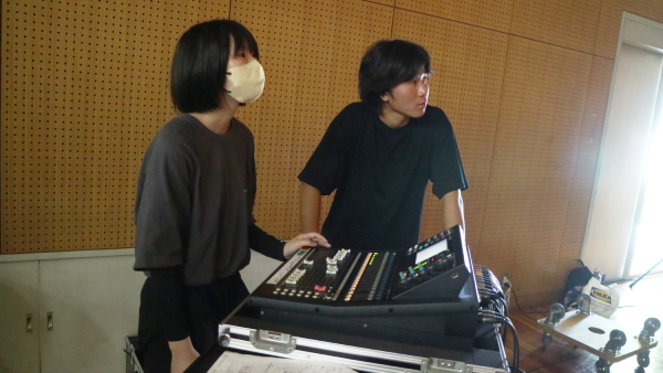 オペレーション中の学生