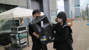 スピーカーを設置する学生