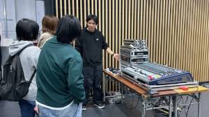 ミキサーの説明をする学生