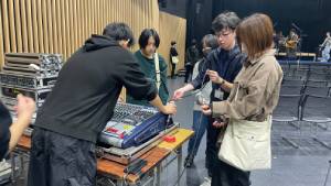 実際にミキサーを触っている様子