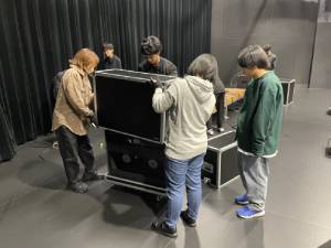 AOエントリー者たちと一緒に撤収作業をする様子
