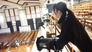 照明の機材を調整する様子