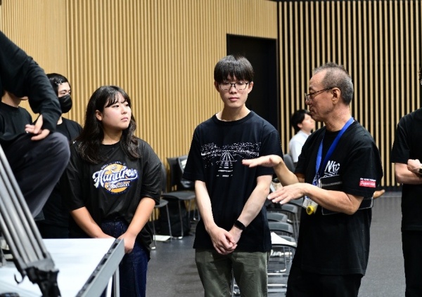 参加者に説明している様子