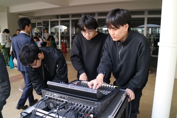 秋フェスタin千種2025音響担当の学生たち