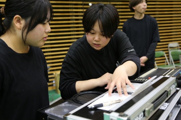 教育を考える初夏の集いでの学生スタッフの様子