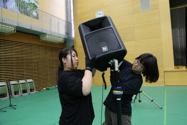 教育を考える初夏の集いでの学生スタッフの様子