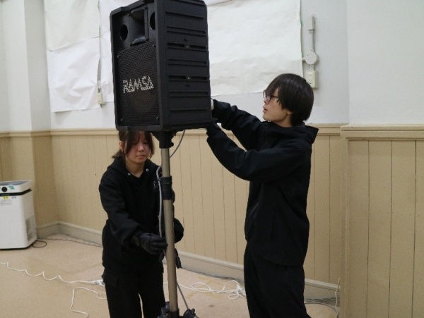 サタデープログラムでの学生スタッフの様子