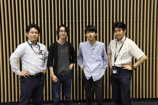 情報処理安全確保支援士試験合格者と先生の写真