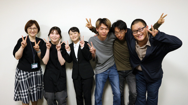 右から学生5名と職員
