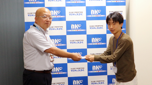 松岡校友会会長（左）から学生へ授与