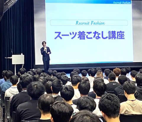 セミナーを聴講する学生の様子