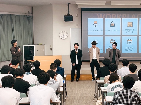 卒業生が説明している様子