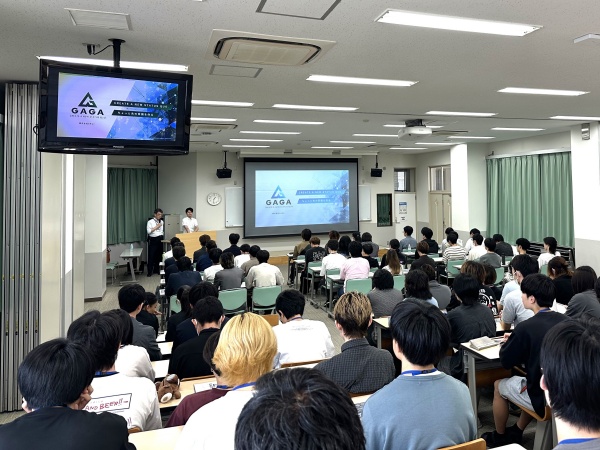 講演会を聴講している学生の様子