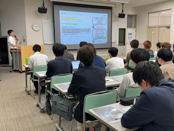 卒業生が説明している様子
