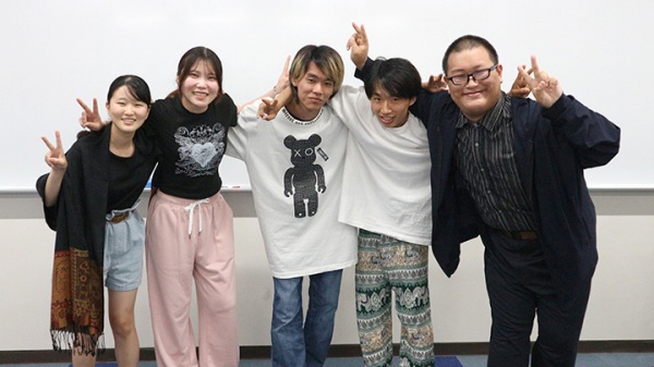 参加した学生5名の集合写真