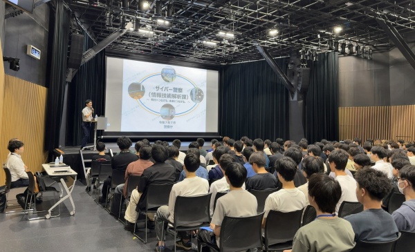 講演会を聴講している学生の様子