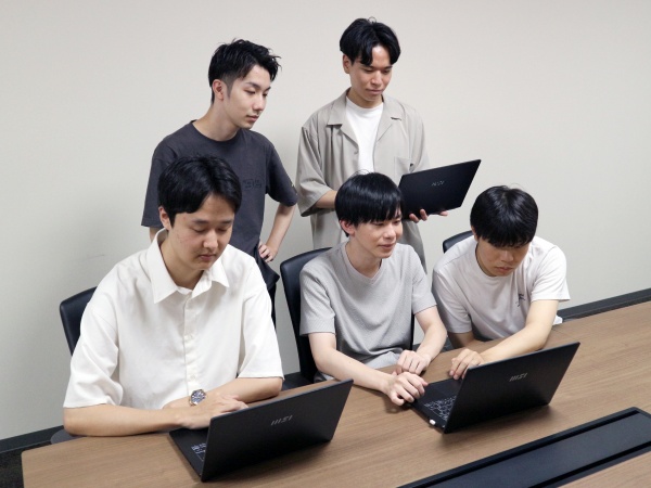 学生が作成している様子
