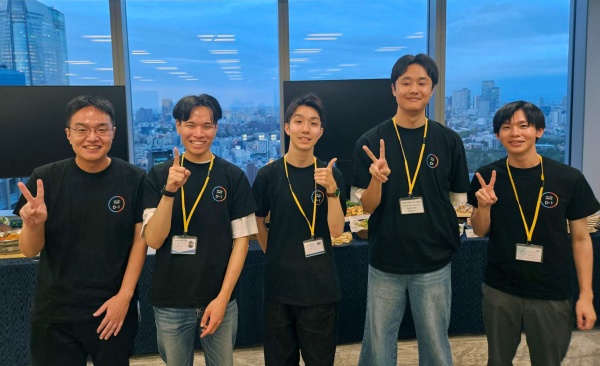シスコシステムズ合同会社の大園様と学生の集合写真