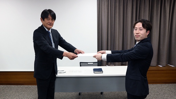 奨学金採用通知書が手渡されている様子