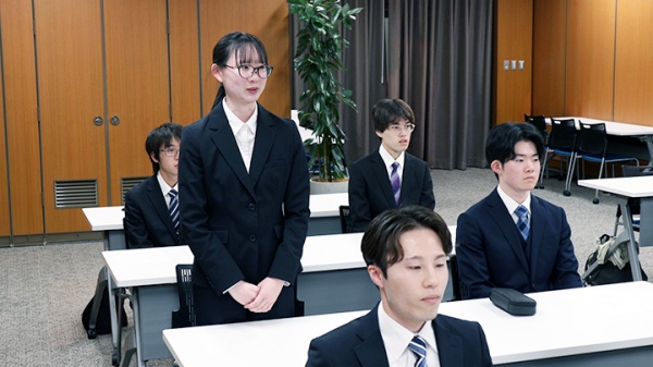 採用された学生が将来の目標を発表している様子