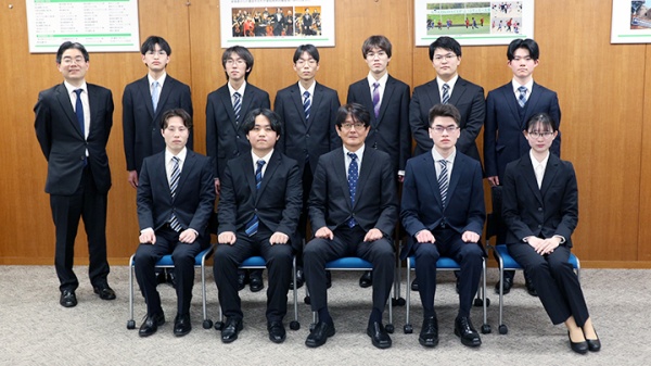 採用された学生の集合写真
