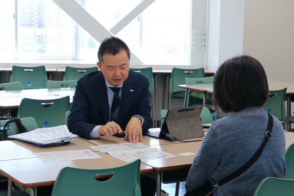対面で実施している教育懇談会の様子