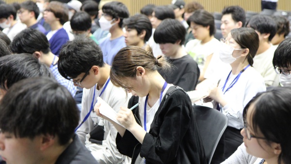 着こなしセミナーを受講している学生の様子