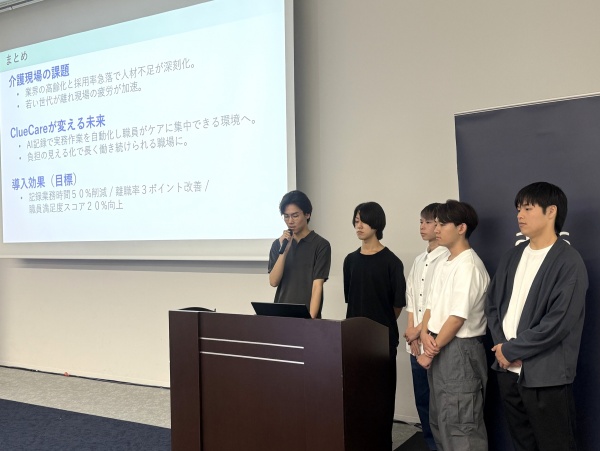 最優秀賞を受賞したコンピューター・IT分野の学生がプレゼンテーションをしている様子