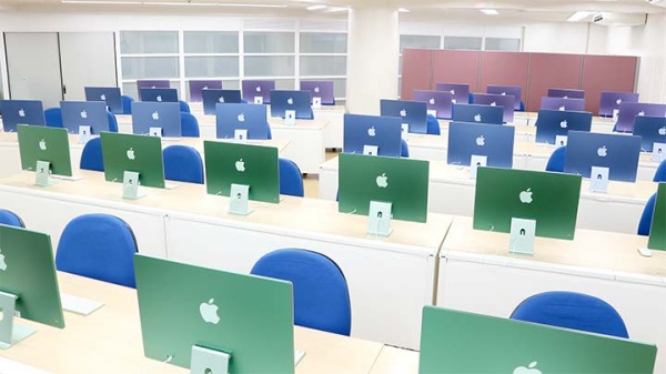 最新iMacを導入した実習室の写真