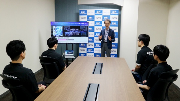 校長からのメッセージを聞いている学生たち