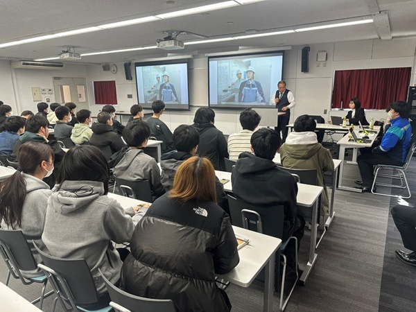 NTTアノードエナジー株式会社による講話を聴講している学生たち