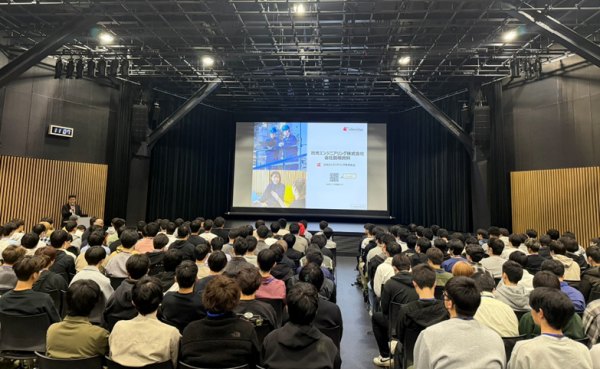 出光エンジニアリング株式会社による講話をを聴講している学生たち