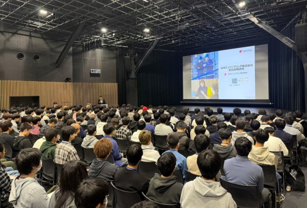 出光エンジニアリング株式会社による講話をを聴講している学生たち
