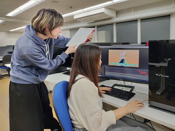 学生が作成している様子
