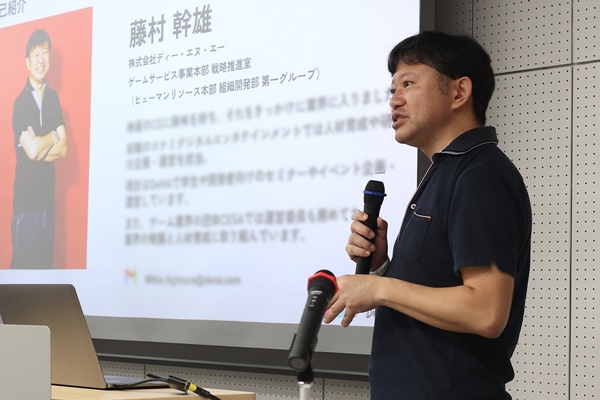 藤村幹雄氏が話している様子