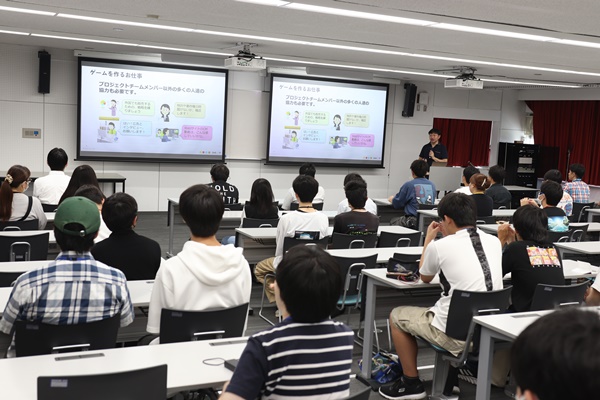 学生が聴講している様子
