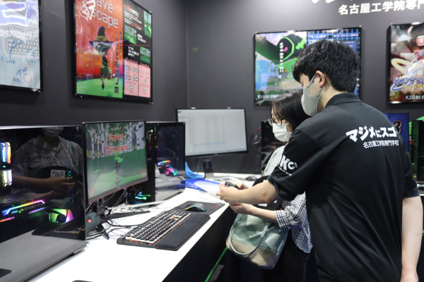 来場者に本校ゲーム作品の説明を行う学生