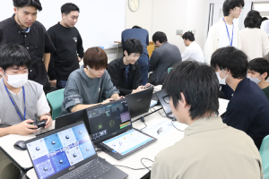 ゲームの試遊やCG作品の展示の様子1