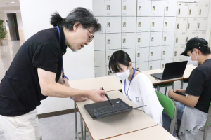 先生からアドバイスを受ける学生1
