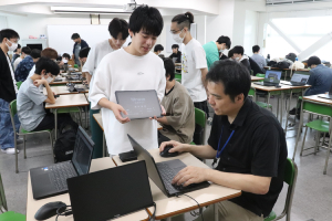 先生からアドバイスを受ける学生2